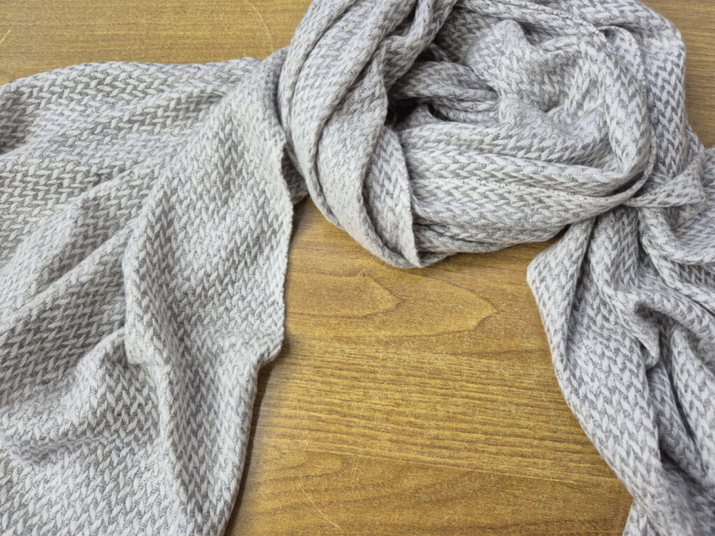 Kaschmir-Schal Silbergrau – feines Rauten-Webmuster von LWH Nepal